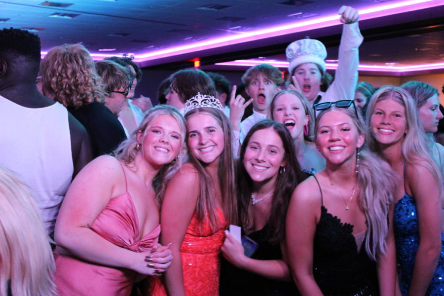 Students pose with the prom queen, McKenna Anders, right after being crowned. 